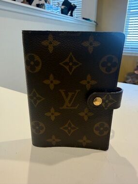 Authentic  Louis Vuitton Monogram MM Holder In Great Condition Pre-Loved